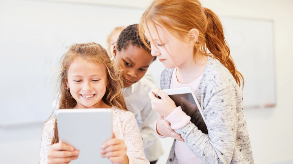Interaktives Lernen: Schülerinnen mit Kinder Tablets im Unterricht
